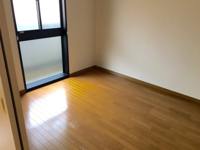 レオパレスエスペランサの居間・リビング|キッチン横の部屋