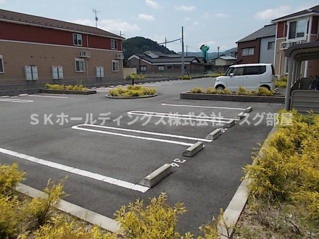 サンリットタウン日高Ⅱの駐車場