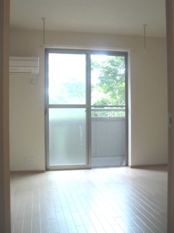 テラス桐ヶ谷の居間・リビング|南東向きの洋室は広々8.1帖