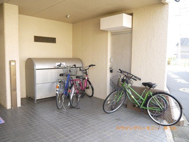 【その他共用部分】 | 堤マンション | 屋根付きの駐輪場となっていますので、雨の日でも大切な自転車が濡れずに済みます。