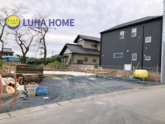 笠間市岩間駅西第4　新築戸建　2号棟の前面道路含む現地写真
