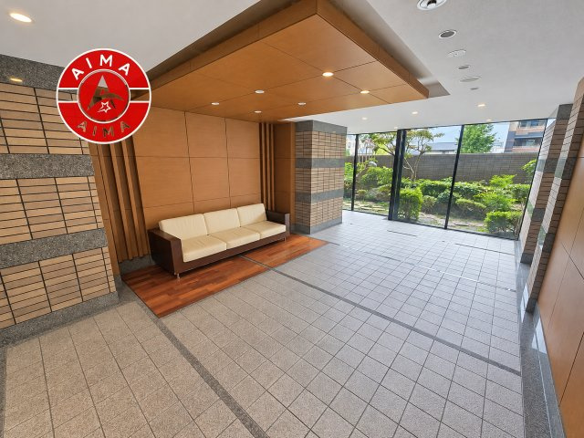 サーパス城南のロビー|温かみのあるエントランスロビーです。