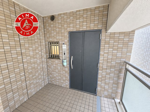 サーパス城南の玄関|きれいに整えられた外玄関で、住まいの第一印象も良好です。