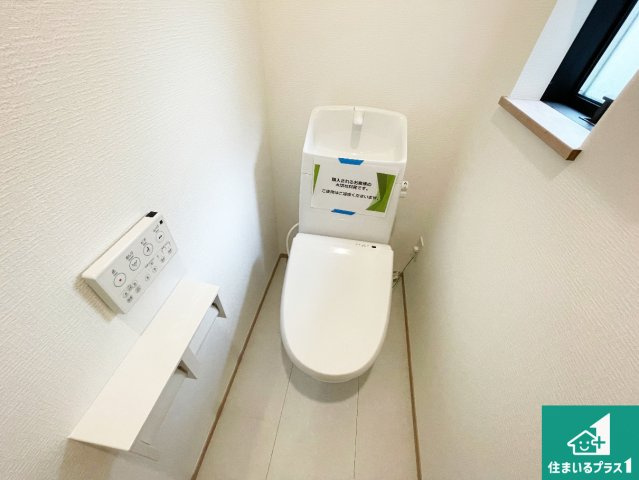 川西市加茂　新築一戸建てのトイレ|1・2階の2ヶ所にあるので、朝の忙しい時間の順番待ちもなく、深夜の利用にも大変便利です。