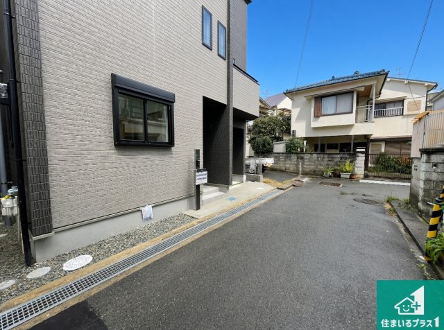 川西市加茂　新築一戸建ての前面道路含む現地写真|周辺は閑静な住宅街！前面道路広々で車の出し入れも便利です。駐車が苦手な方でも安心して車庫入れできます！