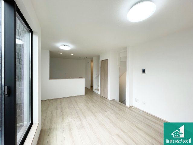 川西市加茂　新築一戸建ての居間・リビング|日当たり良好の明るいリビングで朝の目覚めもスッキリできそう！対面キッチンでご家族のコミュニケーションも自然と増える設計！小さなお子様が遊ぶスペースを作っても広々とくつろげるLDK！