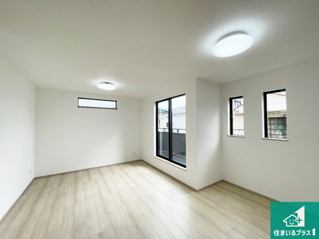 川西市加茂　新築一戸建ての居間・リビング|シンプルなリビングは、観葉植物等のインテリアを楽しめますね！パパ好みにも、ママ好みにも家具次第で雰囲気を変えることができます！