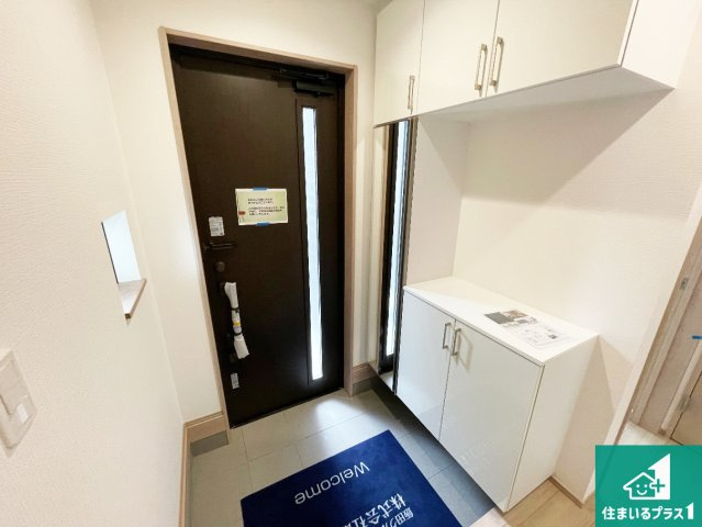 川西市加茂　新築一戸建ての玄関|シューズボックスにはたくさんの靴が収納できるので玄関周りはいつもスッキリ！ご家族が増えても安心！