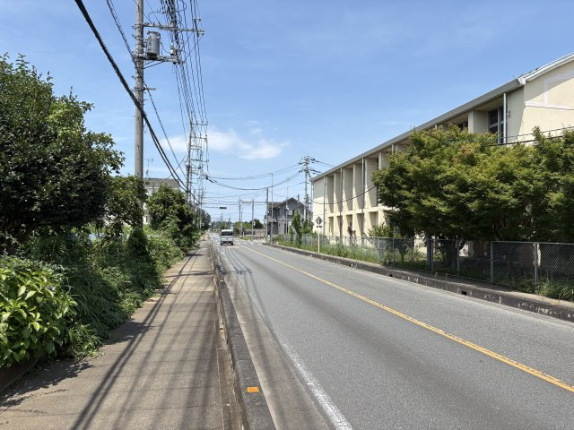 東松山市下唐子　土地32坪の前面道路含む現地写真|北側約11.4ｍ公道に8.2ｍ接道