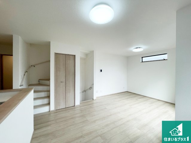 ■川西市加茂　新築一戸建ての居間・リビング|日当たり良好の明るいリビングで朝の目覚めもスッキリできそう！対面キッチンでご家族のコミュニケーションも自然と増える設計！小さなお子様が遊ぶスペースを作っても広々とくつろげるLDK！