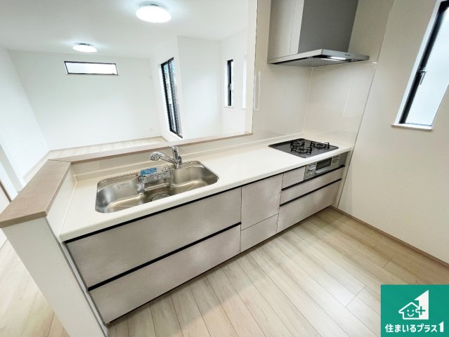 ■川西市加茂　新築一戸建てのキッチン|リビングと統一感があり、使い勝手のいいキッチン。広々としているので、二人並んで作業が出来ちゃいます。お子様と一緒に色々なお料理に挑戦できるスペースがあります。