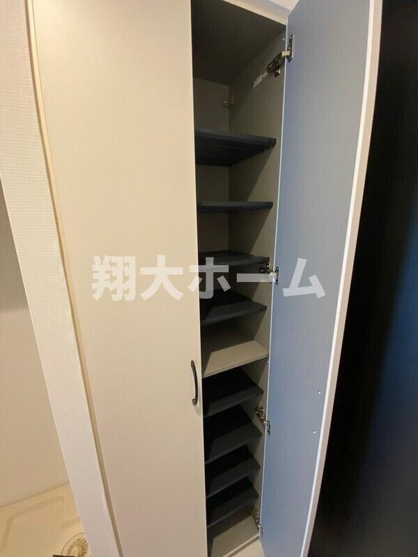 エストゥルースプラス西日暮里の玄関