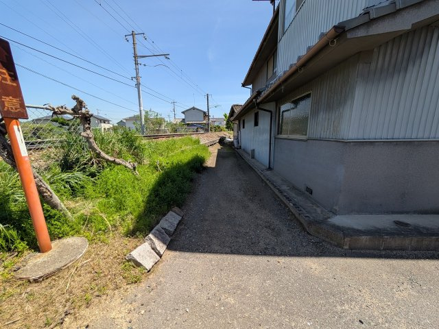 神辺町道上　109.66坪の外観|北側の道は幅約1.9ｍ、未認定道路です。