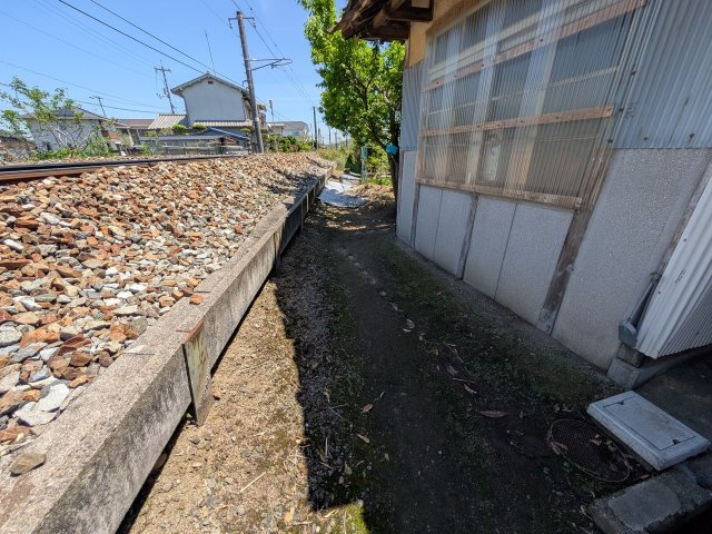 神辺町道上　109.66坪の外観|北側の道は幅約1.9ｍ、未認定道路です。