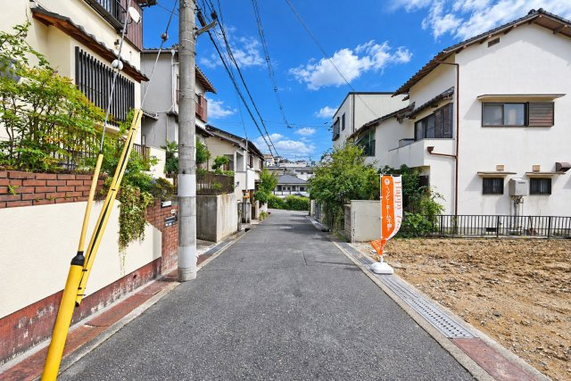 箕面市瀬川4丁目建築条件付売土地の前面道路含む現地写真|前面道路は東が4.6m公道です。