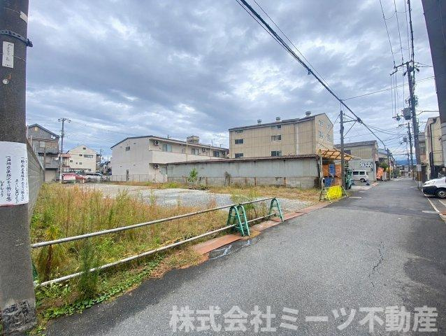 衣摺１丁目　売土地の前面道路含む現地写真