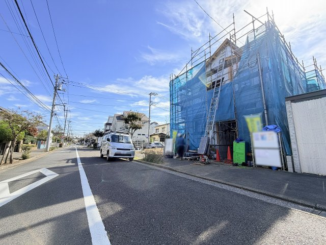 【外観】 | 板橋区高島平5丁目　新築一戸建住宅　全1棟　（成増店） | 前面道路が広く、お車の駐車がラクラク