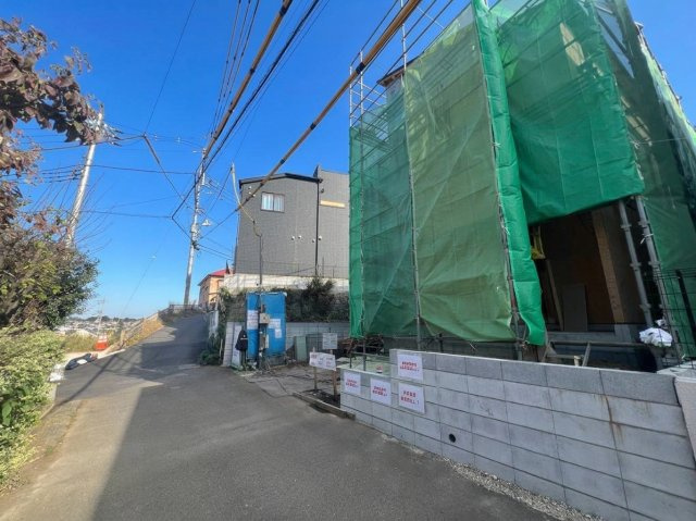 稲城市平尾2丁目の前面道路含む現地写真