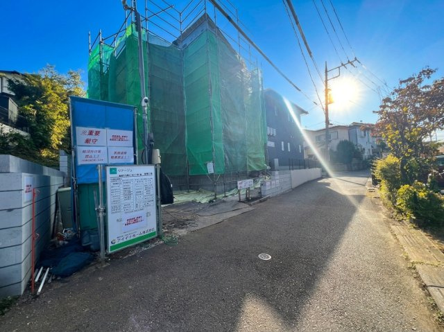 稲城市平尾2丁目の前面道路含む現地写真