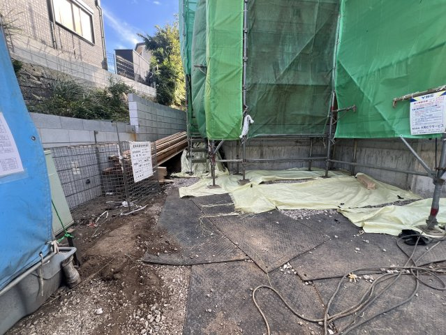 稲城市平尾2丁目の前面道路含む現地写真