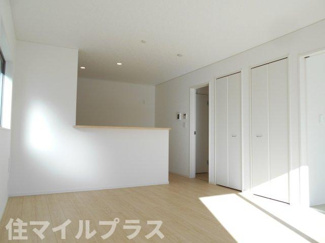 【居間・リビング】 | 郡山市横塚6丁目新築一戸建て5棟 | こちらのリビングで趣味の時間をお楽しみください