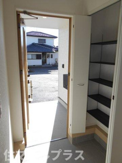 【玄関】 | 郡山市横塚6丁目新築一戸建て5棟 | 収納もある玄関です