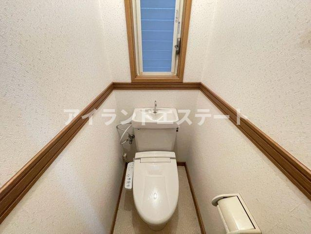 ティーセン邸　通風良好　バストイレ別　独立洗面台のトイレ