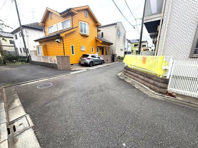所沢市上新井4丁目の前面道路含む現地写真|閑静な住宅街です。車通りも少ないです。