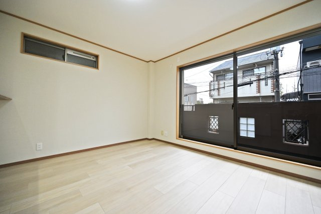 大阪市平野区平野東4丁目中古一戸建て｜3LDK＋駐車1台可の居間・リビング|バルコニーに面した大きな窓から、明るい光が差し込む開放的なLDK。外とのつながりを感じられ、家族でゆったりとくつろげる心地よい空間です。