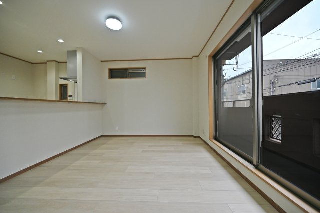 大阪市平野区平野東4丁目中古一戸建て｜3LDK＋駐車1台可の居間・リビング|対面式キッチンのすぐ横にダイニングがあり、料理の配膳や後片付けもスムーズ。家族との会話を楽しみながら、快適に家事をこなせる間取りです。
