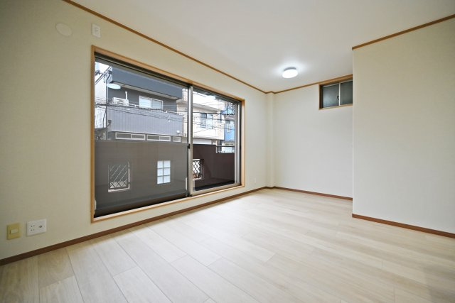 大阪市平野区平野東4丁目中古一戸建て｜3LDK＋駐車1台可の居間・リビング|リビング全体を見渡せるLDKは、家族の様子を感じながら過ごせるのが魅力。自然と会話も弾み、家族団らんの時間を楽しめます。