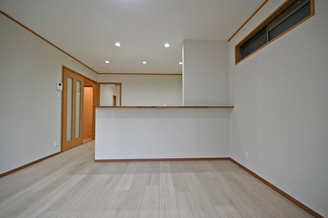 大阪市平野区平野東4丁目中古一戸建て｜3LDK＋駐車1台可のキッチン|お料理をしている様子が見えるLDKは、家族とのつながりを感じられる空間。調理中も会話を楽しみやすく、家族団らんの時間を大切にできます。