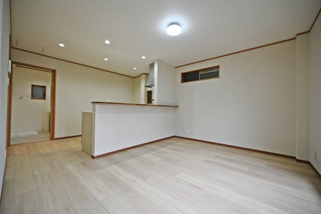 大阪市平野区平野東4丁目中古一戸建て｜3LDK＋駐車1台可の居間・リビング|長方形のLDKは、家具の配置がしやすく、空間を有効活用できるのが魅力。リビングとダイニングを使い分けやすく、快適な暮らしを実現できます。