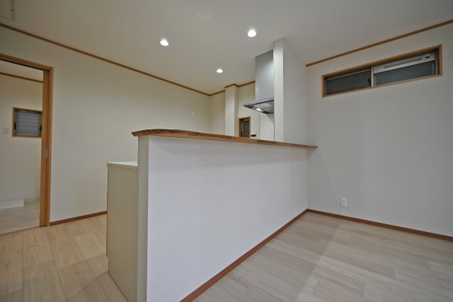 大阪市平野区平野東4丁目中古一戸建て｜3LDK＋駐車1台可のキッチン|対面式キッチンは、リビングやダイニングを見渡しながら料理ができるのが魅力。家族との会話を楽しみながら、毎日の食事の準備ができます。