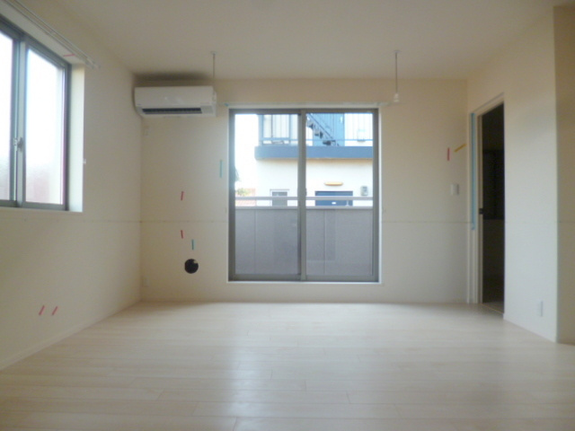Maison des amisの居間・リビング|★広々としたＬＤＫ１４帖のお部屋です★