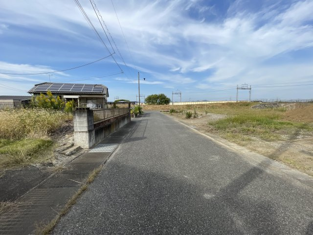 売地・住宅用地　邑楽町鶉　中野東小・邑楽中の前面道路含む現地写真|車通りも落ち着いているので安心して生活ができる環境です。