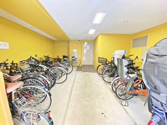 ペルル南森町の駐輪場