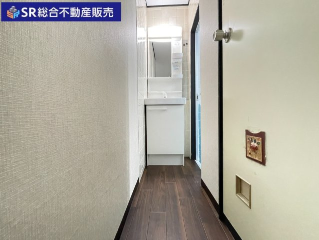 宝持3丁目中古戸建の脱衣所|脱衣スペースは狭めです。独立洗面台有♪