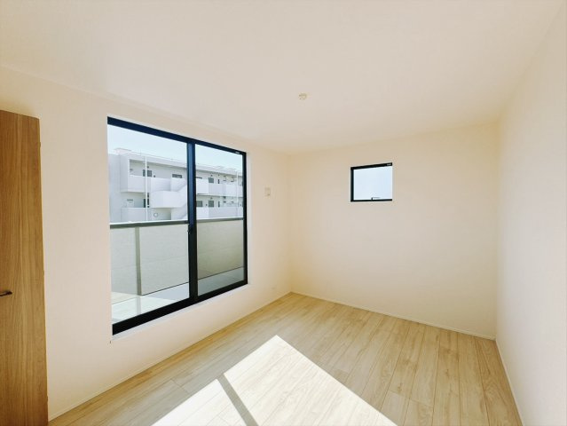 【新築戸建】前橋市天川原町1丁目01期の洋室|■3階洋室｜3階洋室には大きな窓をご用意しています。日中はあたたかな日差し差し込み自分時間も充実できますね＾＾