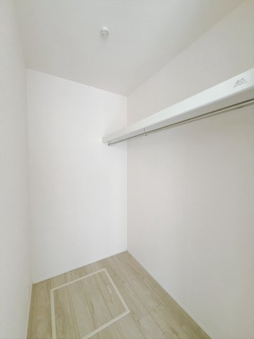 【新築戸建】前橋市天川原町1丁目01期の収納|■WIC｜お気に入りのお洋服もシワを作らずきれいに管理ができる夢のウォークインクローゼット！今お使いの収納ケースもスッポリそのまま収まる広さです♪