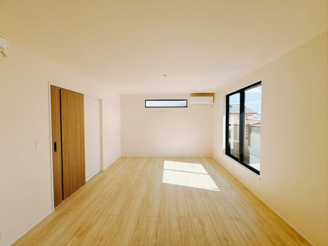 【新築戸建】前橋市天川原町1丁目01期の居間・リビング|■リビング｜木製で懐かしさのある家具やアンティーク調の小物に囲まれてレコードを流したり小説を読んだり…そんな心ときめく暮らしをしませんか？