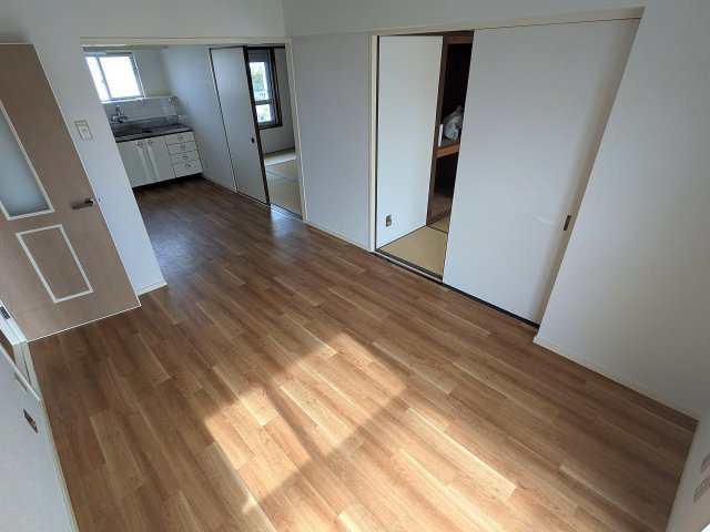 高倉台6-1団地19号棟の居間・リビング|風通しも良好、使い勝手良いお部屋です