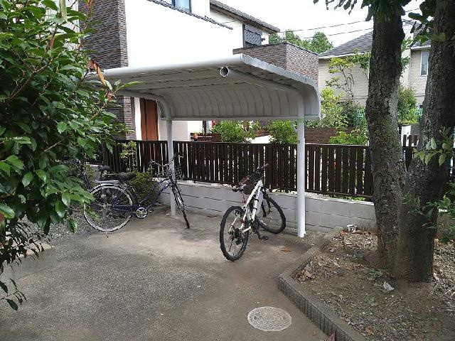 レオパレス駒場東大前の駐車場