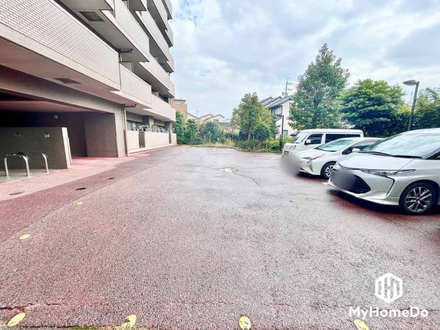 グランドメゾン小幡緑地の駐車場