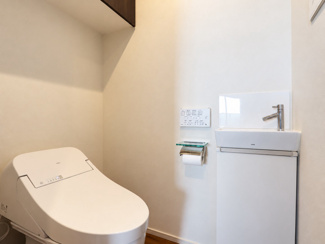 【トイレ】 | MJR堺筋本町タワー | 【トイレ】タンクレスなトイレと機能性を兼ね備えた手洗いカウンター付き！