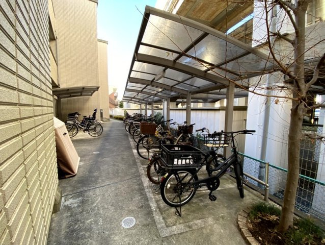プレミアム武蔵浦和のその他共用部分|★屋根付き駐輪場★