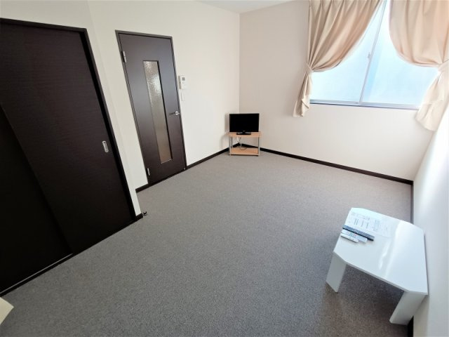 【洋室】 | レオネクストカレン | 家電・家具付きのお部屋です。