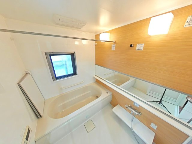 リビンコートプライム京山の浴室|木目調パネルが温もりを添える浴室で、外気を取り込める小窓を開けて心地よいバスタイムを堪能できます