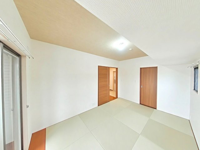リビンコートプライム京山の和室|ナチュラルな畳と木目天井が心地よい空間を作り出し、家族で寝転んでゆったり寛ぐ時間を楽しめます
