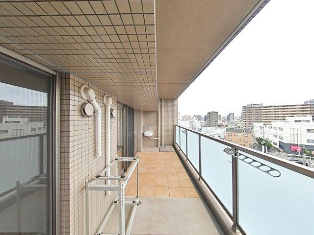 リビンコートプライム京山のバルコニー|心地よい風と陽光を感じながら街並みを見渡せる空間で、ほっと一息つくリフレッシュタイムが叶います